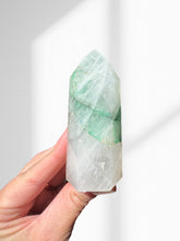 Load image into Gallery viewer, Northern Lights Quartz Point 18