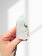 Load image into Gallery viewer, Northern Lights Quartz Point 04