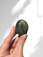 Load image into Gallery viewer, Labradorite Palmstone
