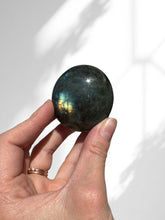 Load image into Gallery viewer, Labradorite Palmstone