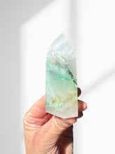 Load image into Gallery viewer, Northern Lights Quartz Point 05