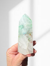 Load image into Gallery viewer, Northern Lights Quartz Point 18