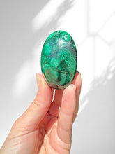Load image into Gallery viewer, Malachite Palmstone