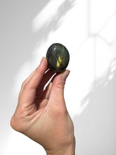 Load image into Gallery viewer, Labradorite Palmstone
