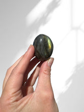Load image into Gallery viewer, Labradorite Palmstone