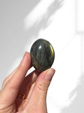 Load image into Gallery viewer, Labradorite Palmstone
