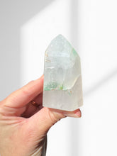 Load image into Gallery viewer, Northern Lights Quartz Point 04