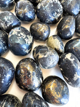 Load image into Gallery viewer, Covellite Tumblestone