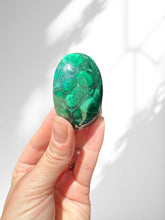 Load image into Gallery viewer, Malachite Palmstone