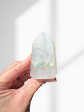 Load image into Gallery viewer, Northern Lights Quartz Point 04