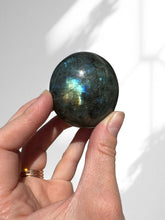 Load image into Gallery viewer, Labradorite Palmstone