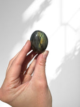 Load image into Gallery viewer, Labradorite Palmstone