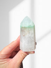 Load image into Gallery viewer, Northern Lights Quartz Point 09