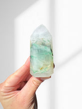 Load image into Gallery viewer, Northern Lights Quartz Point 05