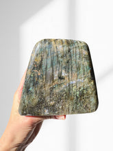 Load image into Gallery viewer, Labradorite Standing 02