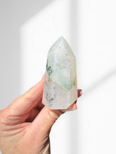 Load image into Gallery viewer, Northern Lights Quartz Point 04