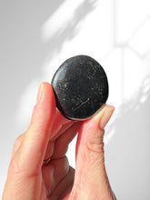 Load image into Gallery viewer, Shungite Palmstone