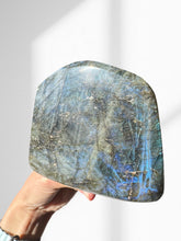Load image into Gallery viewer, Labradorite Standing 03