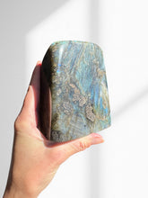 Load image into Gallery viewer, Labradorite Standing 04