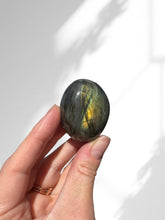 Load image into Gallery viewer, Labradorite Palmstone