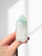 Load image into Gallery viewer, Northern Lights Quartz Point 09