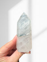 Load image into Gallery viewer, Northern Lights Quartz Point 17