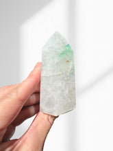 Load image into Gallery viewer, Northern Lights Quartz Point 11