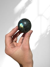 Load image into Gallery viewer, Labradorite Palmstone