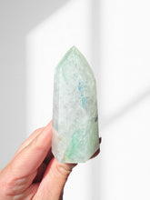 Load image into Gallery viewer, Northern Lights Quartz Point 16