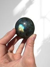 Load image into Gallery viewer, Labradorite Palmstone