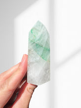 Load image into Gallery viewer, Northern Lights Quartz Point 18
