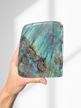 Load image into Gallery viewer, Labradorite Standing 04