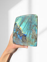 Load image into Gallery viewer, Labradorite Standing 04
