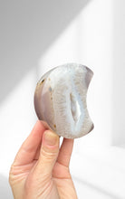 Load image into Gallery viewer, Agate Moon 08
